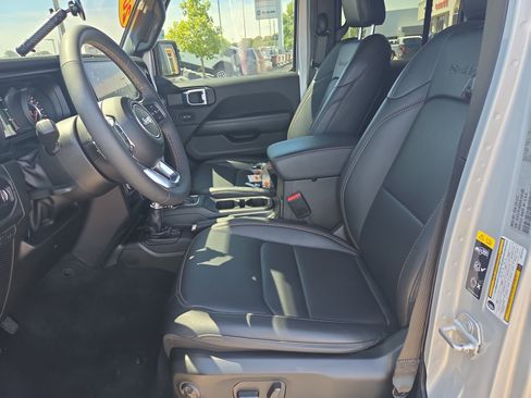 Used 2024 Jeep Wrangler Unlimited Sahara AWD/4WD image 5