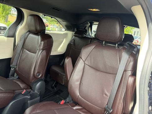 Used 2023 Toyota Sienna Platinum AWD/4WD image 23