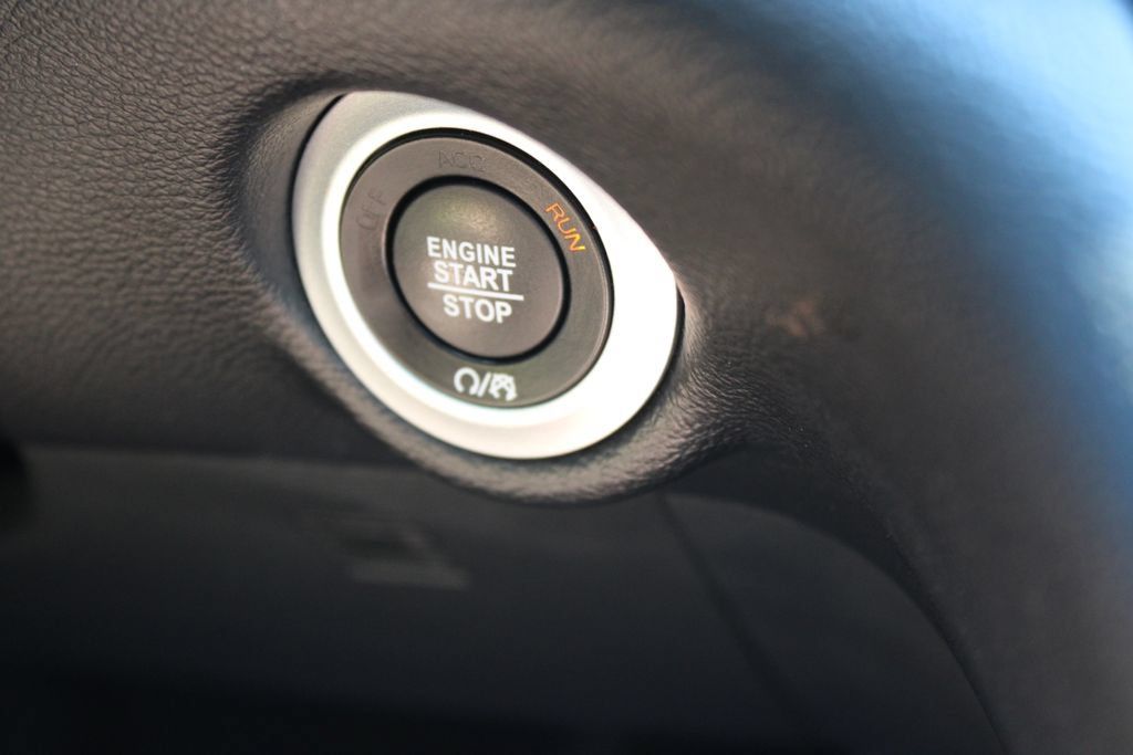 Used 2025 Chrysler Pacifica Select FWD image 38