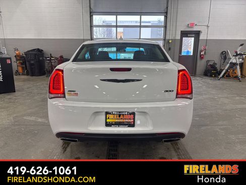 Used 2022 Chrysler 300 Touring w/ Sport Appearance Package image 4