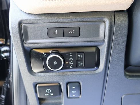 Used 2024 Ford Expedition Limited image 12