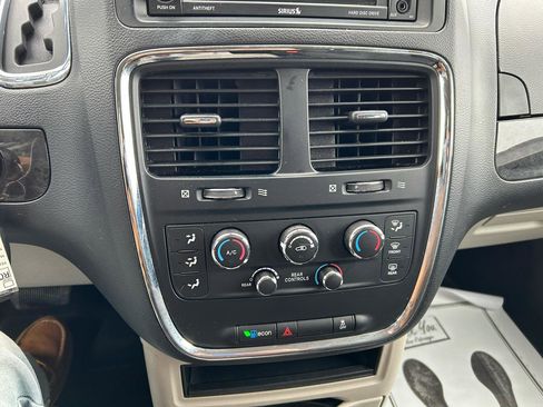 Used 2019 Dodge Grand Caravan SE w/ UConnect Hands-Free Group image 20