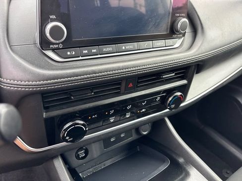 Used 2024 Nissan Rogue S FWD image 22