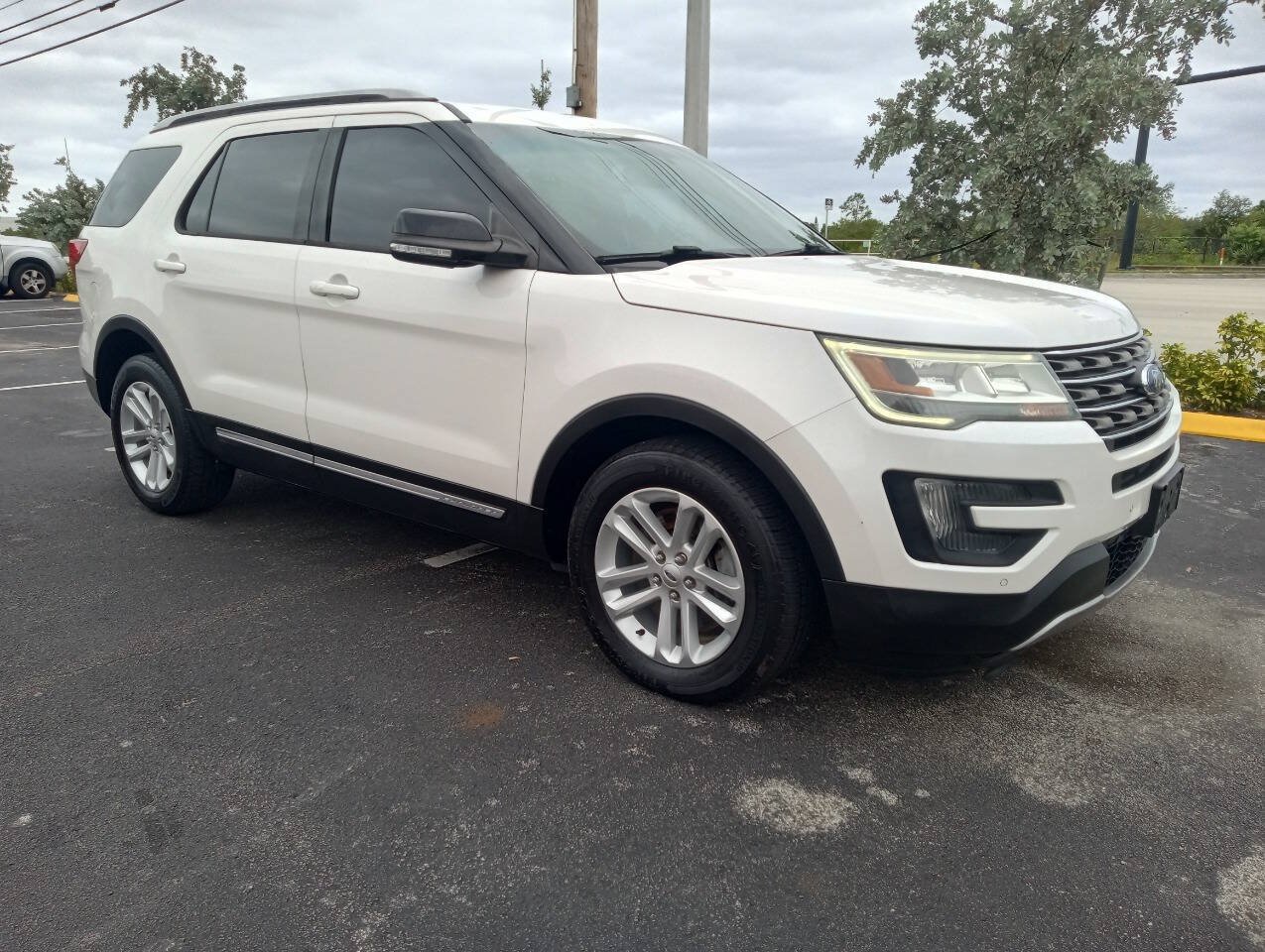 Used 2016 Ford Explorer XLT w/ Equipment Group 202A FWD image 3