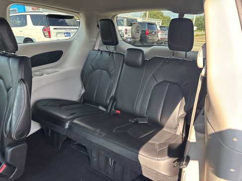 Used 2023 Chrysler Pacifica Touring-L FWD image 38