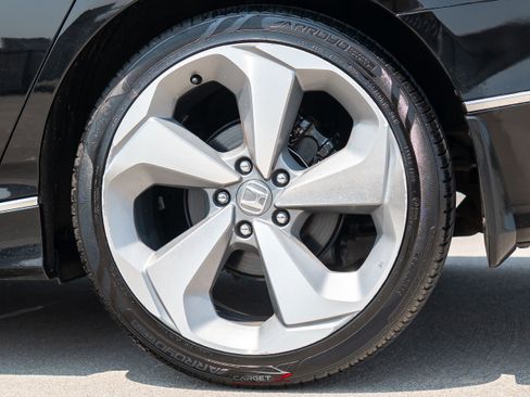 Used 2018 Honda Accord Touring image 11