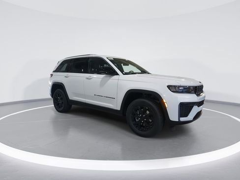 New 2026 Jeep Grand Cherokee Altitude image 2