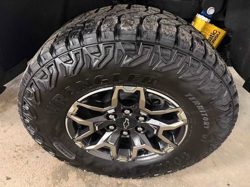 Used 2024 Chevrolet Colorado ZR2 w/ Technology Package AWD/4WD image 8