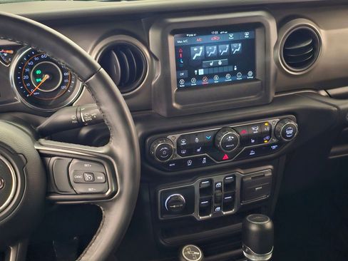 Used 2022 Jeep Gladiator Sport AWD/4WD image 9