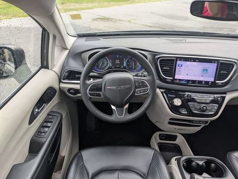 Used 2023 Chrysler Pacifica Touring-L FWD image 28