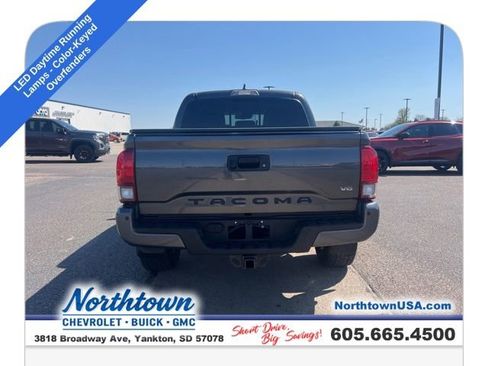 Used 2018 Toyota Tacoma TRD Sport AWD/4WD image 11