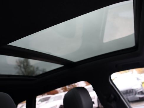 Used 2022 Audi e-tron Premium Plus w/ Premium Plus Package image 16