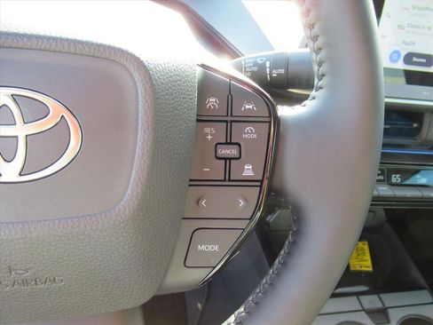 Used 2025 Toyota Prius XLE image 18