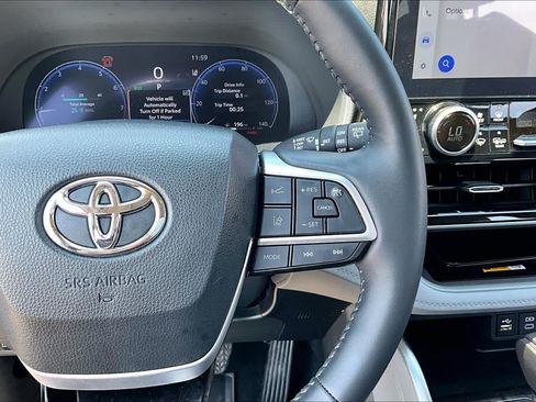Used 2024 Toyota Highlander Limited AWD/4WD image 23
