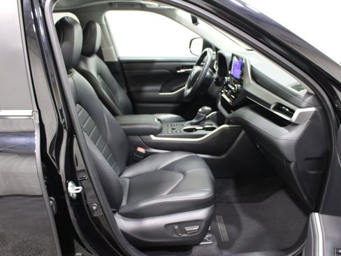 Used 2024 Toyota Highlander XLE AWD/4WD image 26