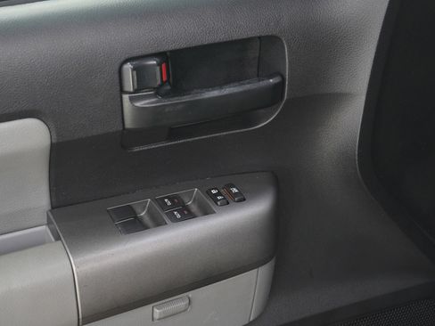 Used 2010 Toyota Sequoia SR5 AWD/4WD image 21