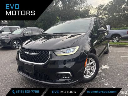 Used 2025 Chrysler Pacifica Select