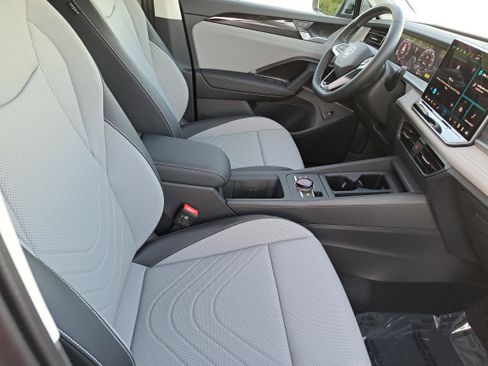 New 2025 Volkswagen Tiguan SE image 10