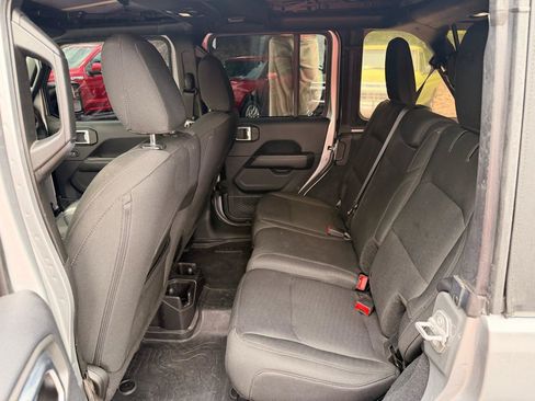 Used 2018 Jeep Wrangler Unlimited Sahara w/ Safety Group AWD/4WD image 14