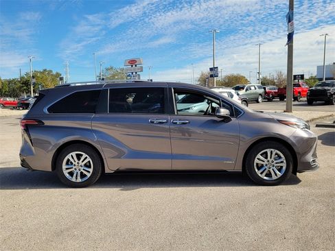 Used 2021 Toyota Sienna Platinum image 8