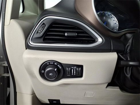 Used 2017 Chrysler Pacifica Touring-L Plus image 27