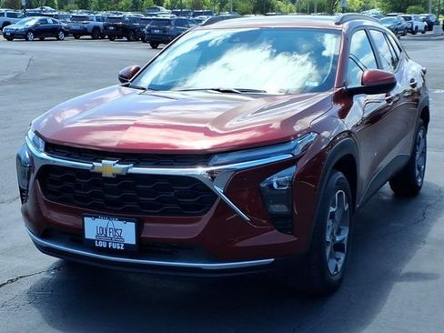Used 2025 Chevrolet Trax LT w/ Driver Confidence Package FWD image 2