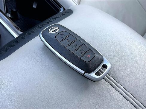 Used 2023 Nissan Pathfinder SL AWD/4WD image 34