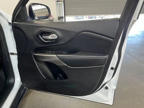 Used 2019 Jeep Cherokee Latitude Plus FWD image 12