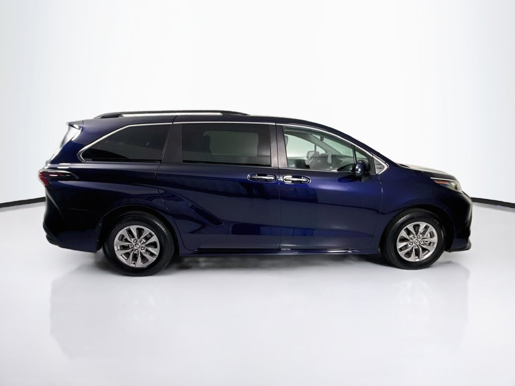 Used 2026 Toyota Sienna XLE FWD image 4