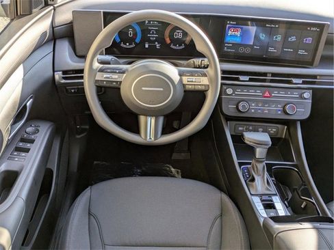 Certified 2025 Hyundai Tucson SE image 17