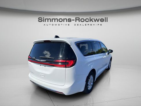 Used 2025 Chrysler Pacifica Select FWD image 5