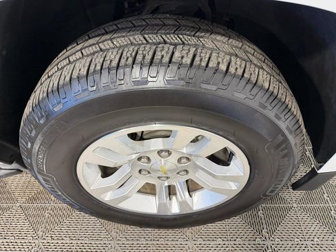 Used 2015 Chevrolet Suburban LT image 11