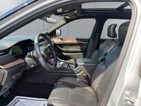 Used 2023 Jeep Grand Cherokee Summit AWD/4WD image 11