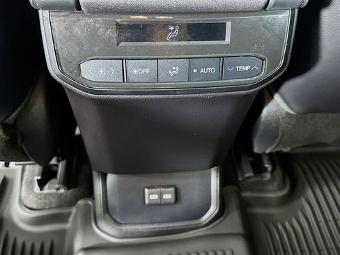 Used 2023 Toyota Highlander XLE image 26