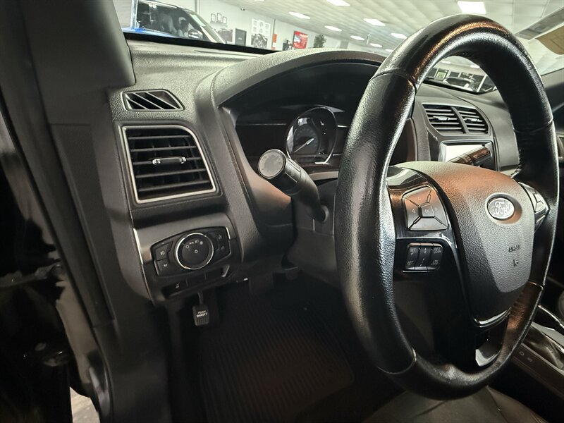 Used 2018 Ford Explorer XLT w/ Equipment Group 202A FWD image 15