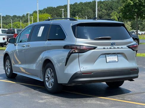 Used 2025 Toyota Sienna XLE FWD image 38