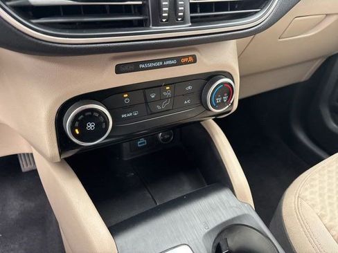 Used 2021 Ford Escape SE image 25