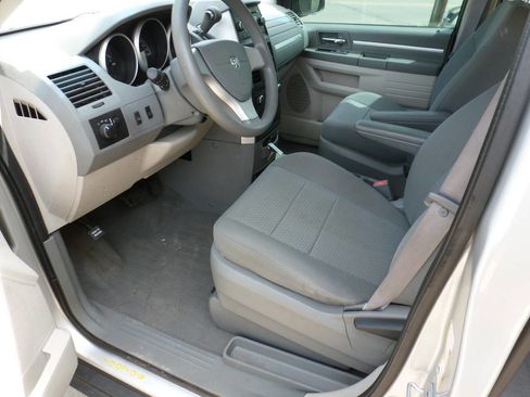 Used 2010 Dodge Grand Caravan SE w/ Climate Group FWD image 9