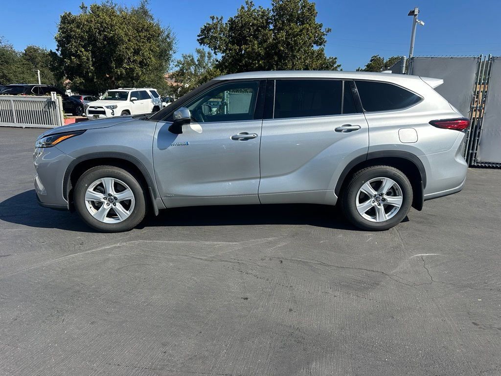 Used 2021 Toyota Highlander LE AWD/4WD image 2