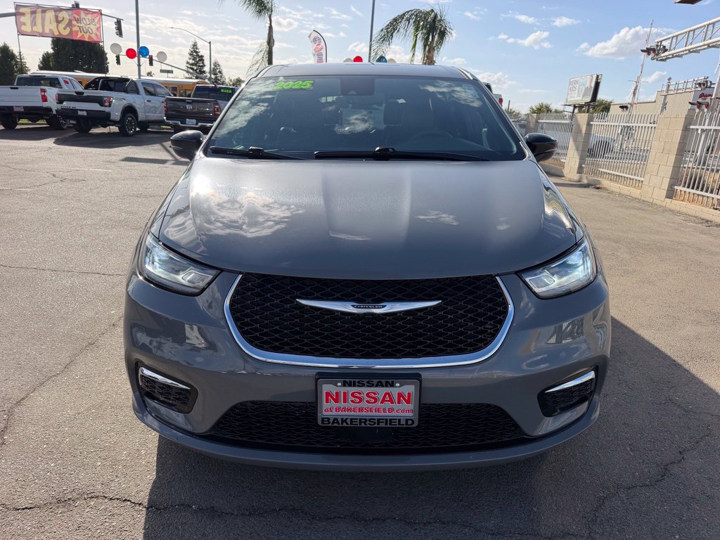 Used 2025 Chrysler Pacifica Select FWD image 2