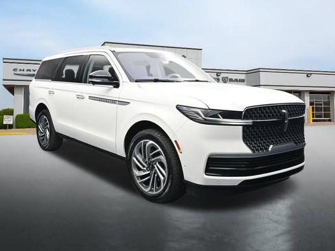 Used 2025 Lincoln Navigator Reserve AWD/4WD image 7