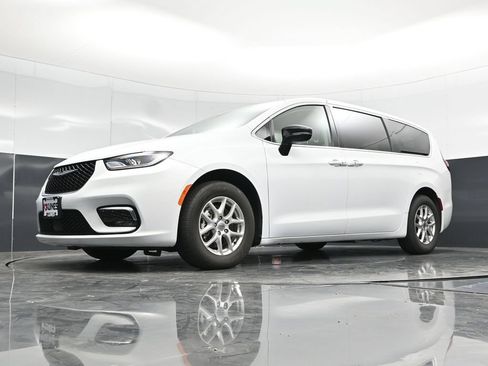 Used 2024 Chrysler Pacifica Touring-L FWD image 57