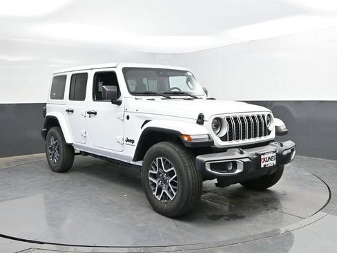 Used 2025 Jeep Wrangler Unlimited Sahara AWD/4WD image 6
