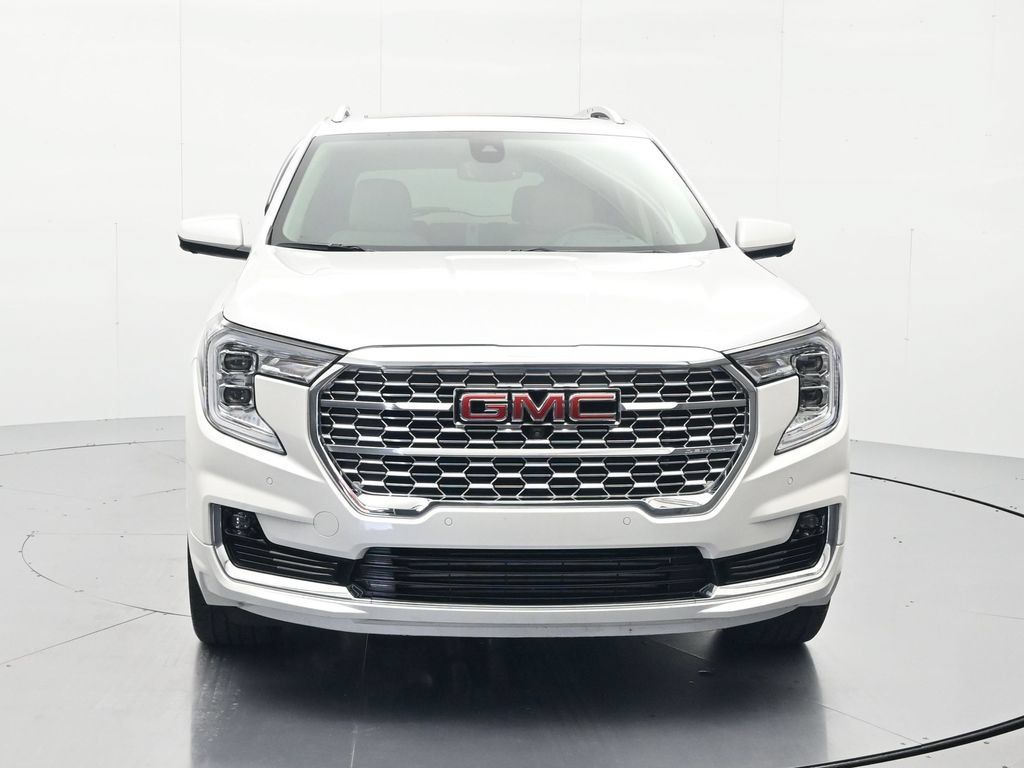 Used 2024 GMC Terrain Denali w/ Denali Premium Package AWD/4WD image 2