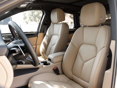 Certified 2026 Porsche Macan AWD/4WD image 3