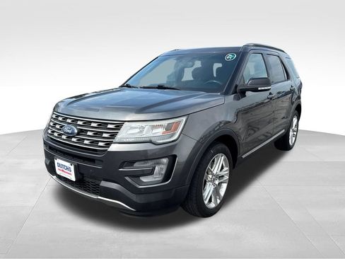 Used 2017 Ford Explorer XLT w/ Equipment Group 202A AWD/4WD image 8