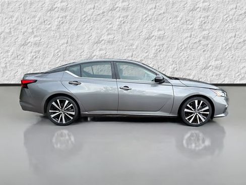 Used 2022 Nissan Altima 2.5 SR FWD image 2