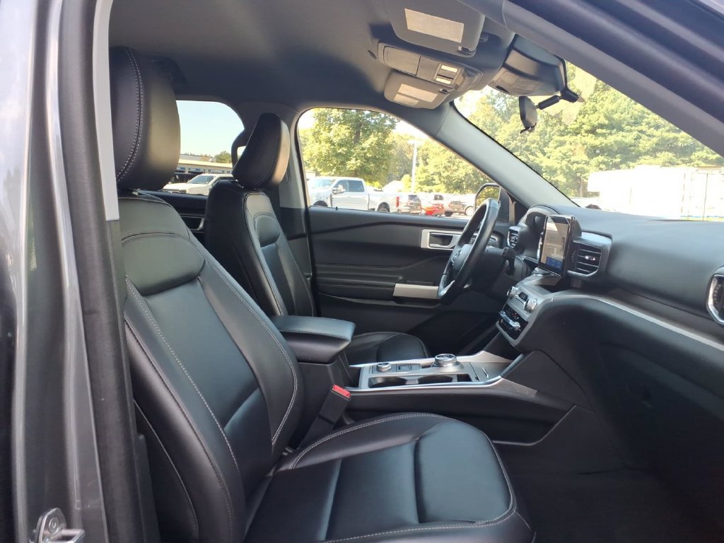 Used 2023 Ford Explorer XLT w/ Equipment Group 202A AWD/4WD image 9