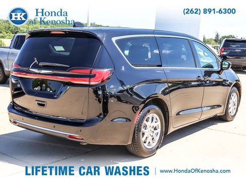 Used 2024 Chrysler Pacifica Touring-L FWD image 5