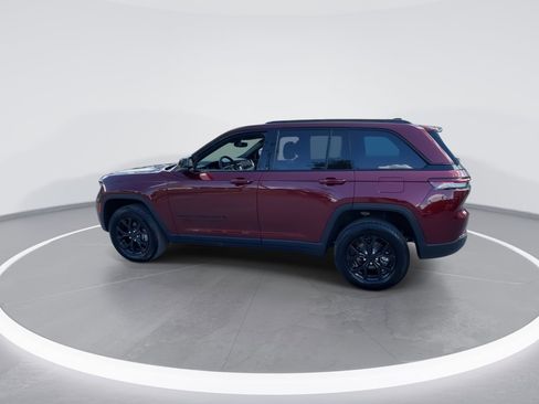 Used 2024 Jeep Grand Cherokee Altitude image 12